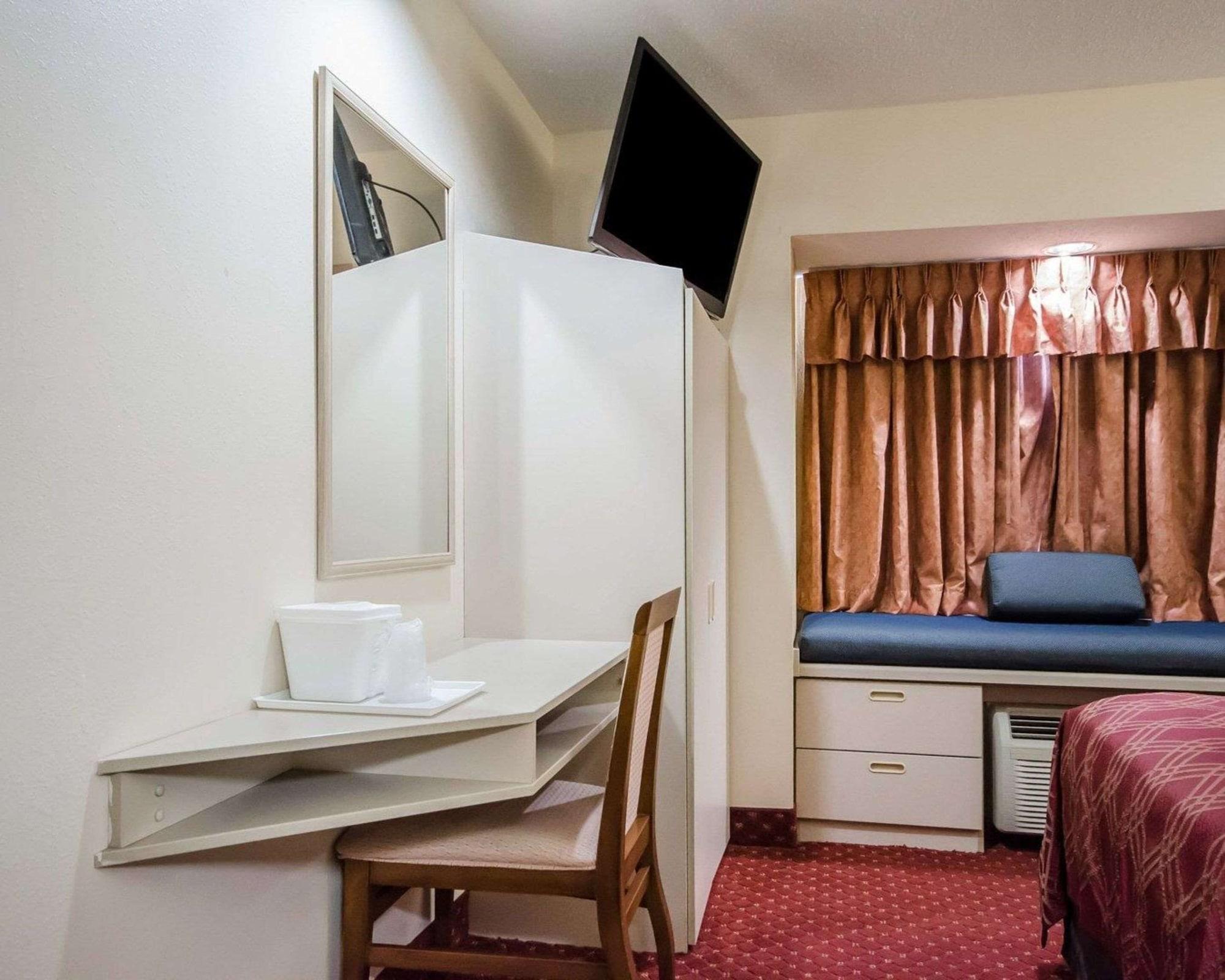 Econo Lodge Inn & Suites Evansville Stevenson Eksteriør billede